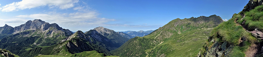 Vista panoramica dal sent. 270A nel tratto dal Passo della Marogella alla Cima di Mezzeno alle pendici della Cima delle galline